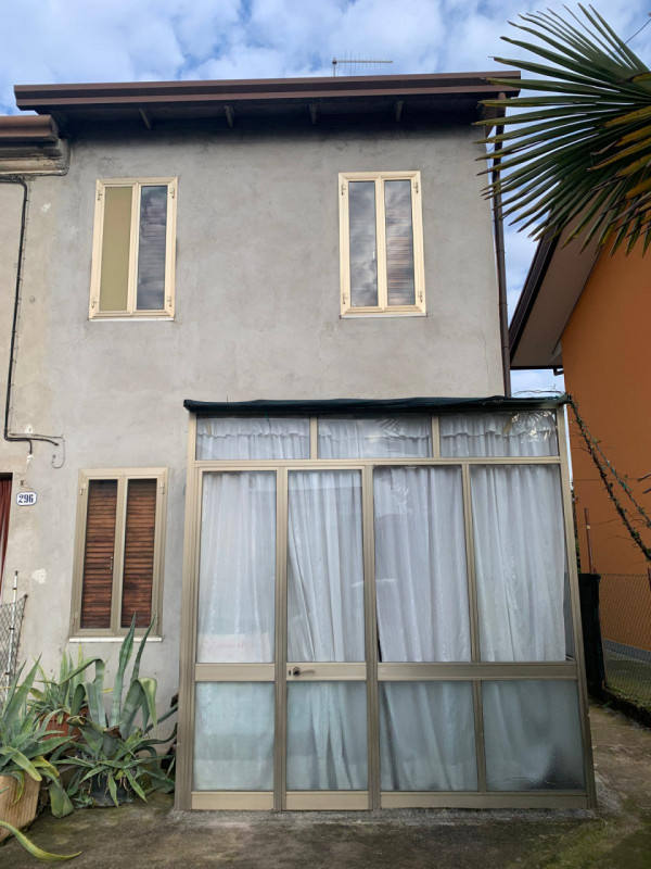 MONTA': Classe Energetica G - EPgl,nren 288,50 Kwh/mq. anno.
Porzione di casa a schiera di testa ...