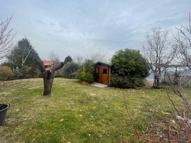 Scopri la tua nuova casa immersa nel verde in zona residenziale . Questa affascinante porzione di...