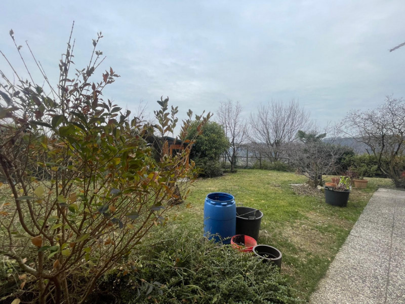 Scopri la tua nuova casa immersa nel verde in zona residenziale . Questa affascinante porzione di...