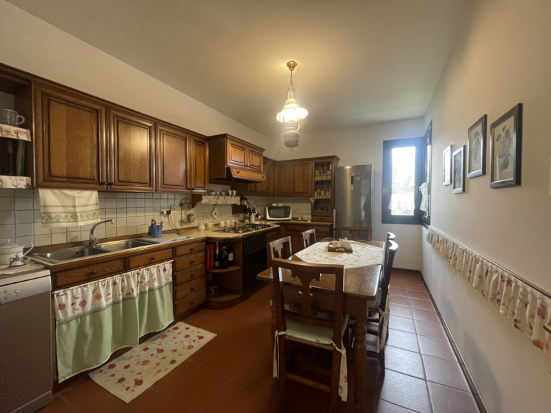 Scopri la tua nuova casa immersa nel verde in zona residenziale . Questa affascinante porzione di...