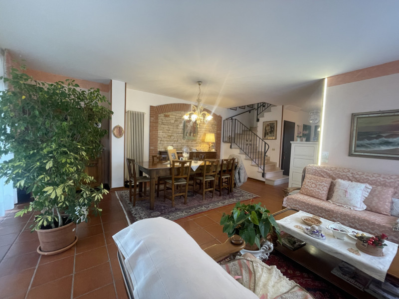 Scopri la tua nuova casa immersa nel verde in zona residenziale . Questa affascinante porzione di...