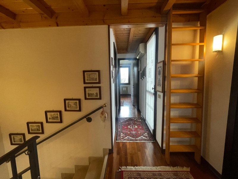 Scopri la tua nuova casa immersa nel verde in zona residenziale . Questa affascinante porzione di...