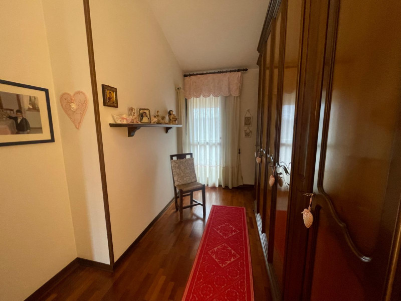 Scopri la tua nuova casa immersa nel verde in zona residenziale . Questa affascinante porzione di...