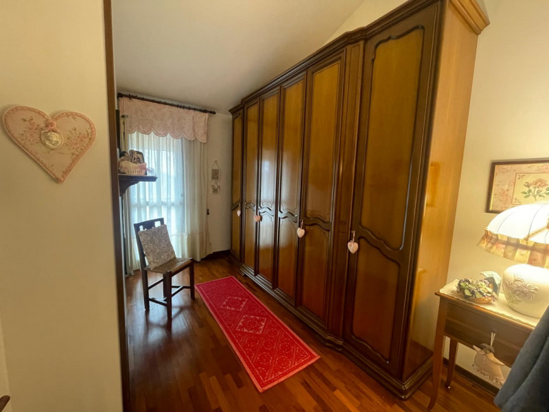 Scopri la tua nuova casa immersa nel verde in zona residenziale . Questa affascinante porzione di...