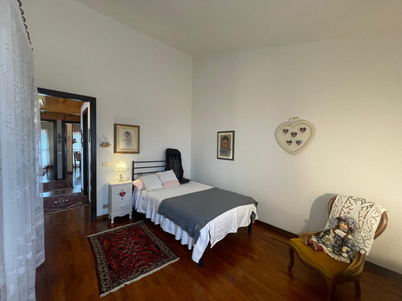 Scopri la tua nuova casa immersa nel verde in zona residenziale . Questa affascinante porzione di...