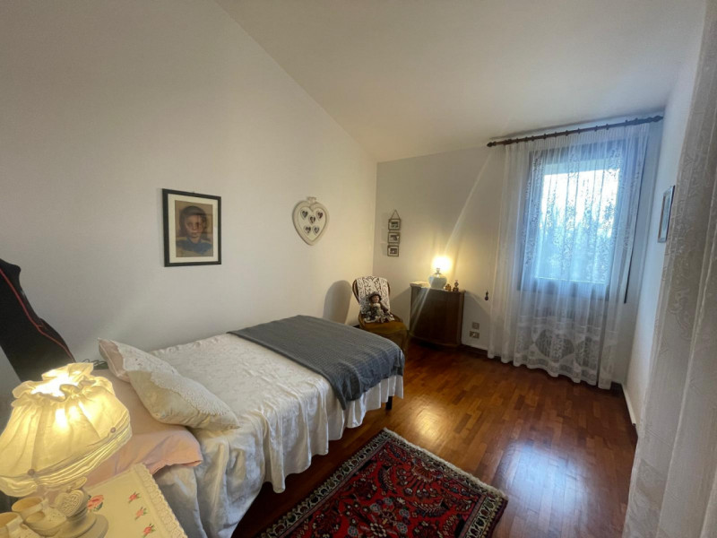 Scopri la tua nuova casa immersa nel verde in zona residenziale . Questa affascinante porzione di...