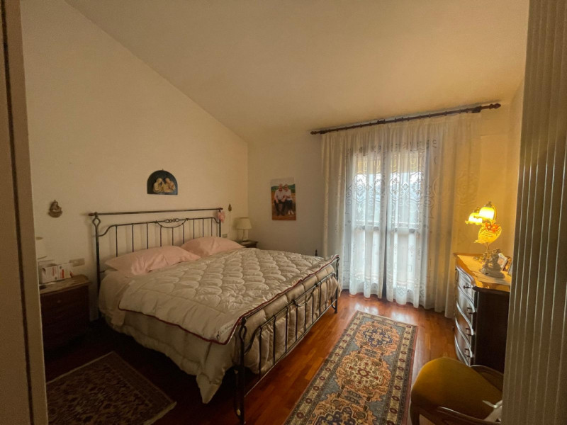 Scopri la tua nuova casa immersa nel verde in zona residenziale . Questa affascinante porzione di...