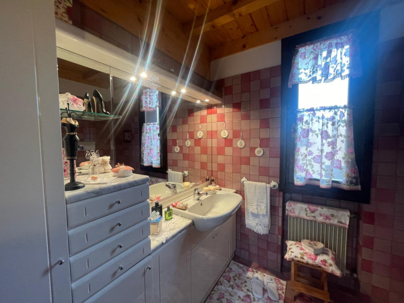 Scopri la tua nuova casa immersa nel verde in zona residenziale . Questa affascinante porzione di...