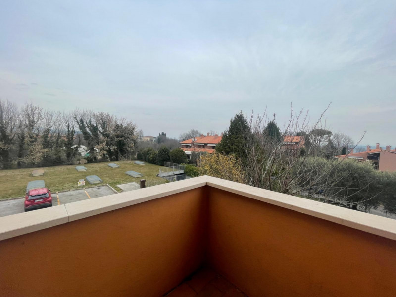 Scopri la tua nuova casa immersa nel verde in zona residenziale . Questa affascinante porzione di...