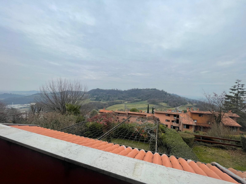 Scopri la tua nuova casa immersa nel verde in zona residenziale . Questa affascinante porzione di...
