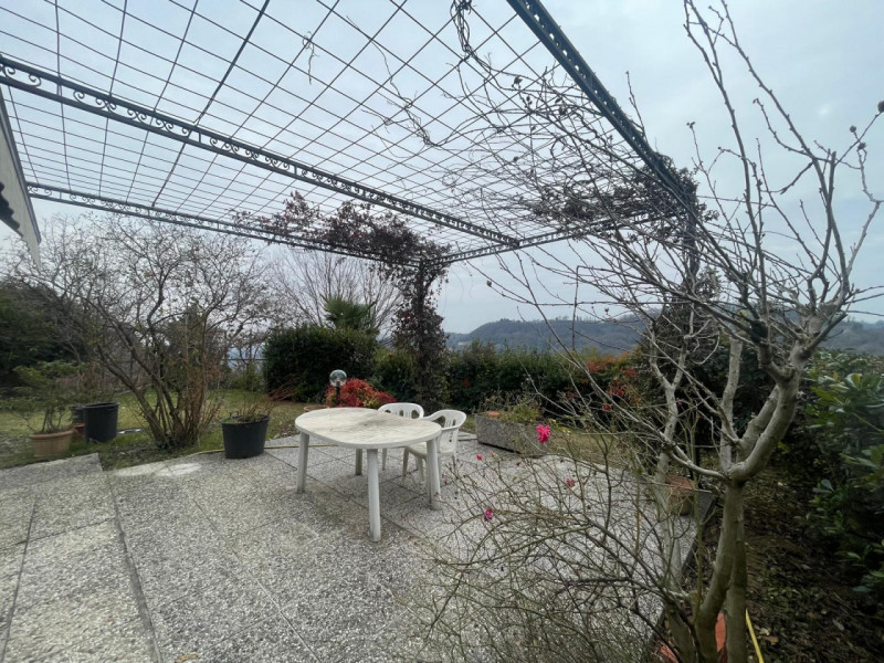 Scopri la tua nuova casa immersa nel verde in zona residenziale . Questa affascinante porzione di...