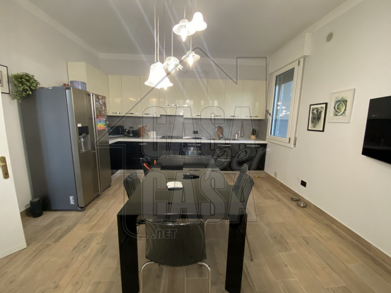 a Montegrotto Terme, in un contesto signorile, proponiamo una villa bifamiliare in orizzontale, s...