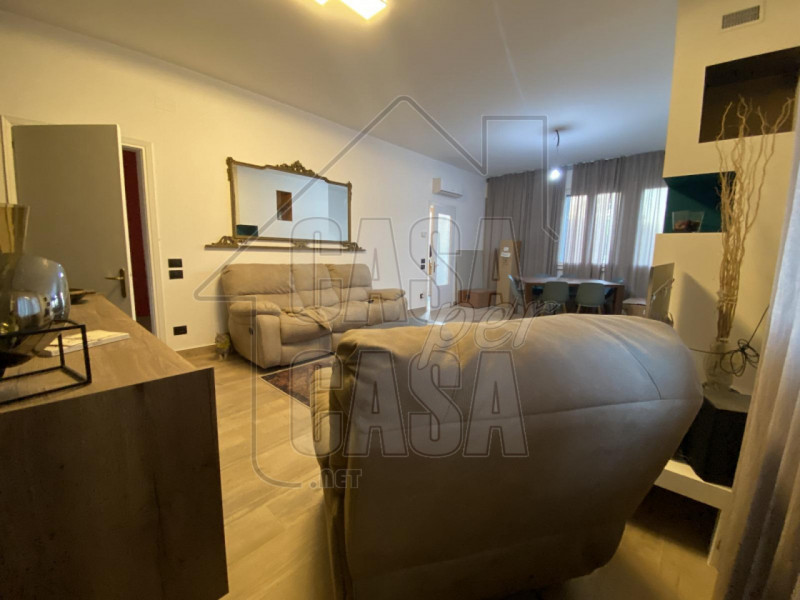 a Montegrotto Terme, in un contesto signorile, proponiamo una villa bifamiliare in orizzontale, s...