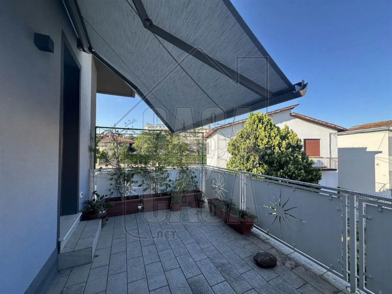 a Montegrotto Terme, in un contesto signorile, proponiamo una villa bifamiliare in orizzontale, s...