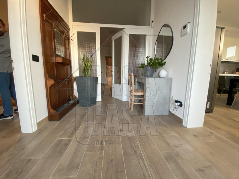 a Montegrotto Terme, in un contesto signorile, proponiamo una villa bifamiliare in orizzontale, s...