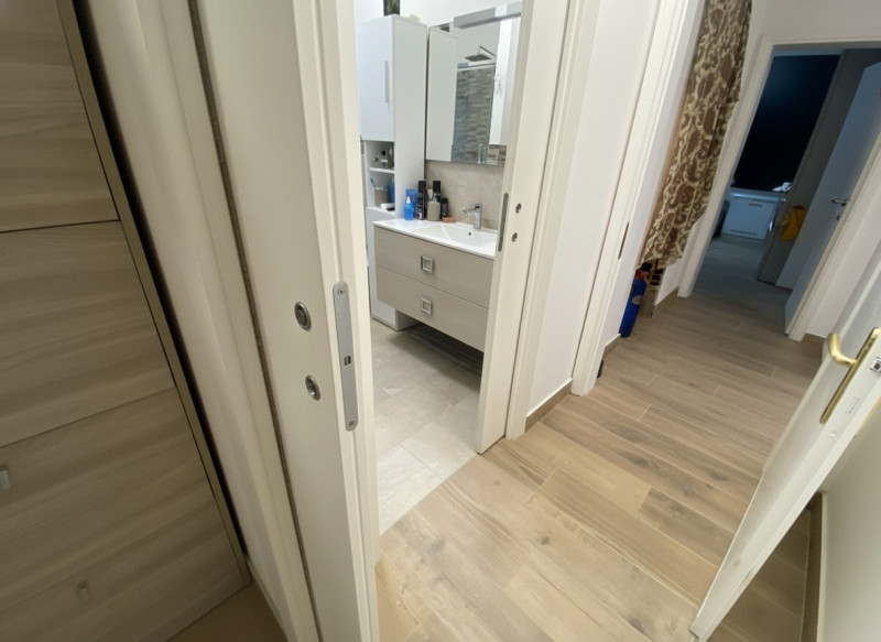 a Montegrotto Terme, in un contesto signorile, proponiamo una villa bifamiliare in orizzontale, s...