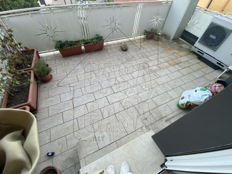 a Montegrotto Terme, in un contesto signorile, proponiamo una villa bifamiliare in orizzontale, s...