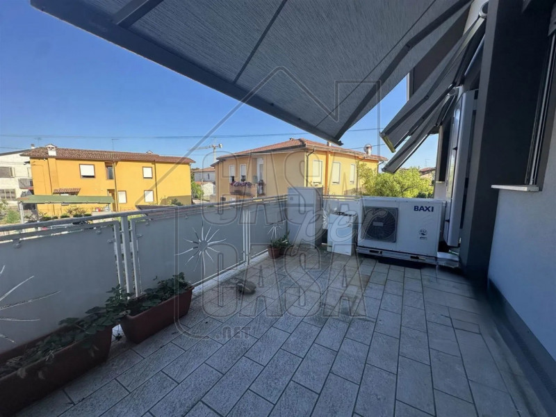 a Montegrotto Terme, in un contesto signorile, proponiamo una villa bifamiliare in orizzontale, s...