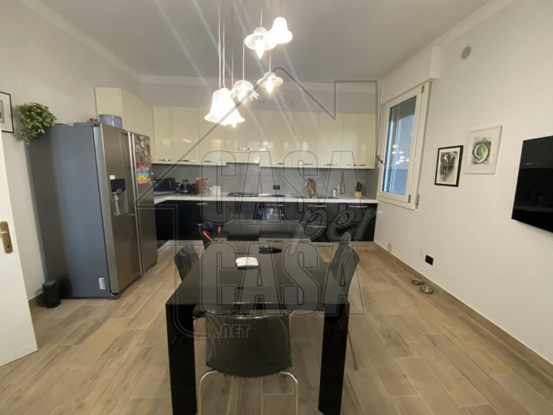 a Montegrotto Terme, in un contesto signorile, proponiamo una villa bifamiliare in orizzontale, s...