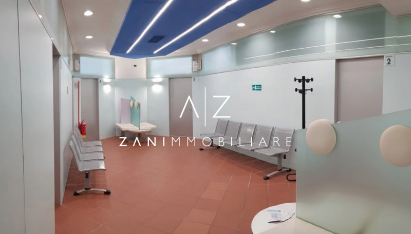 Proponiamo in affitto un ampio e moderno negozio attualmente adibito a struttura sanitaria/poliam...