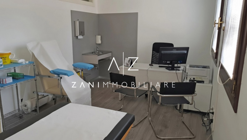 Proponiamo in affitto un ampio e moderno negozio attualmente adibito a struttura sanitaria/poliam...