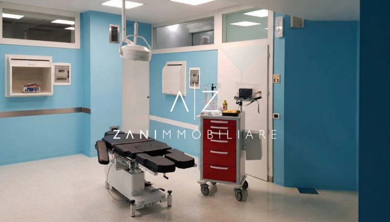 Proponiamo in affitto un ampio e moderno negozio attualmente adibito a struttura sanitaria/poliam...