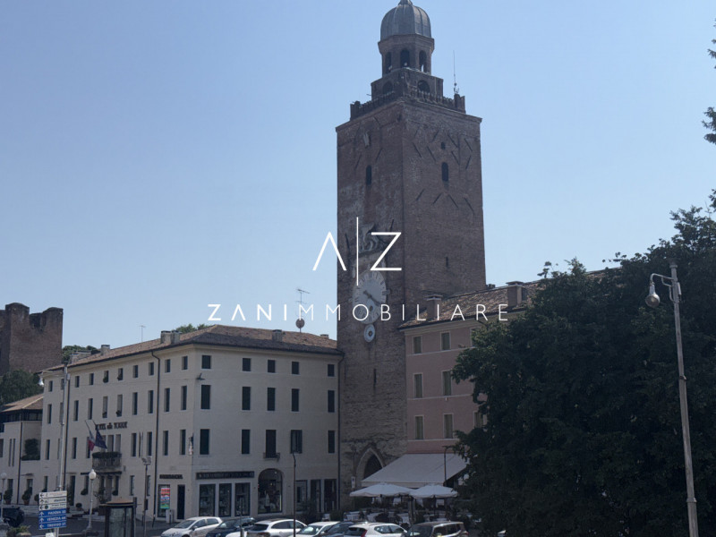 Proponiamo in affitto un ampio e moderno negozio attualmente adibito a struttura sanitaria/poliam...