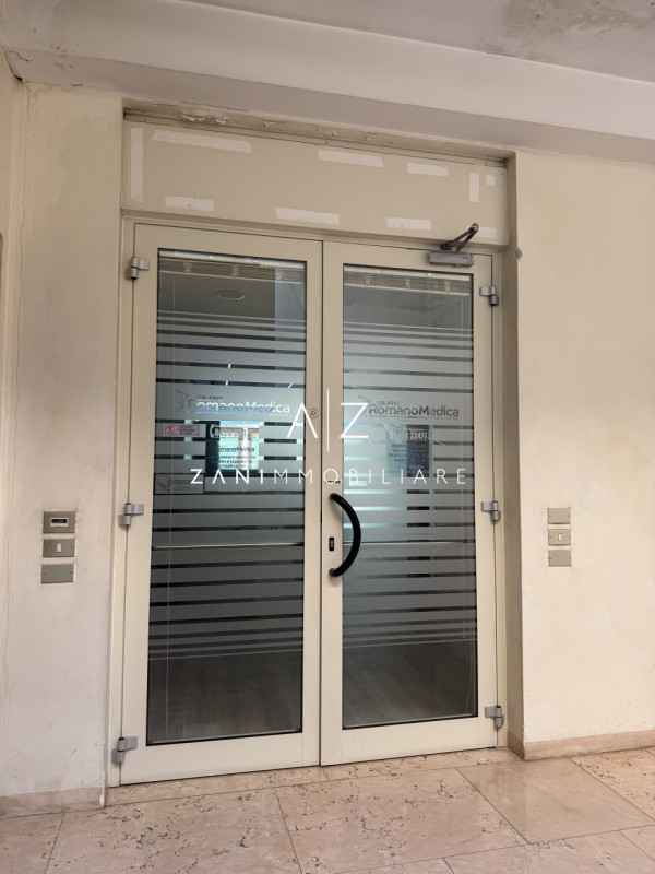 Proponiamo in affitto un ampio e moderno negozio attualmente adibito a struttura sanitaria/poliam...