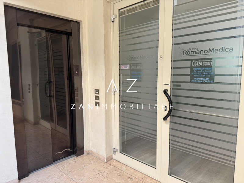Proponiamo in affitto un ampio e moderno negozio attualmente adibito a struttura sanitaria/poliam...