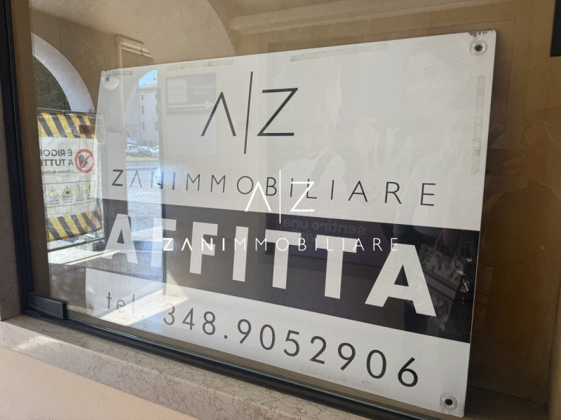 Proponiamo in affitto un ampio e moderno negozio attualmente adibito a struttura sanitaria/poliam...