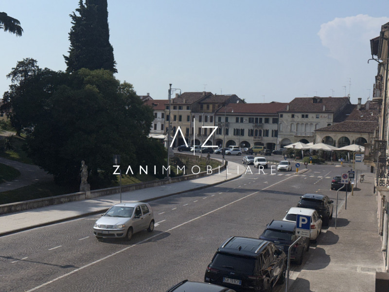 Proponiamo in affitto un ampio e moderno negozio attualmente adibito a struttura sanitaria/poliam...