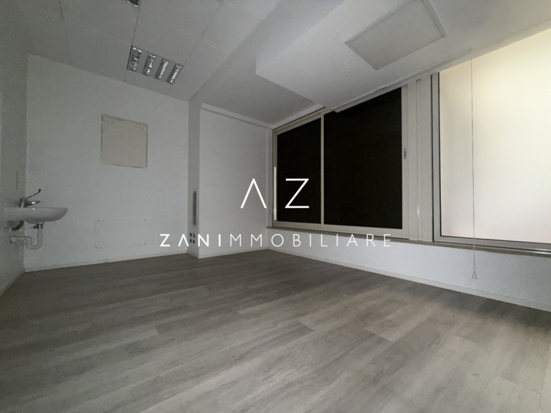 Proponiamo in affitto un ampio e moderno negozio attualmente adibito a struttura sanitaria/poliam...