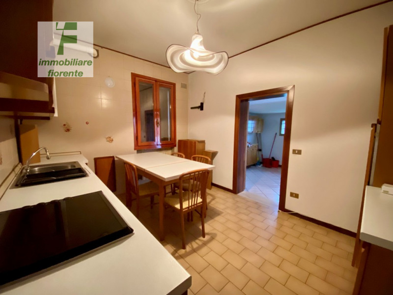 SU UN LOTTO DI TERRENO DI MQ 770...CASA SINGOLA SU 2 LIVELLI DI MQ 140 situata nel tranquillo com...