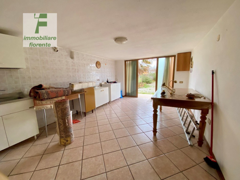 SU UN LOTTO DI TERRENO DI MQ 770...CASA SINGOLA SU 2 LIVELLI DI MQ 140 situata nel tranquillo com...