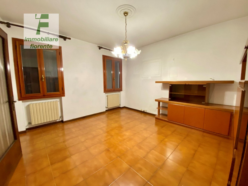 SU UN LOTTO DI TERRENO DI MQ 770...CASA SINGOLA SU 2 LIVELLI DI MQ 140 situata nel tranquillo com...