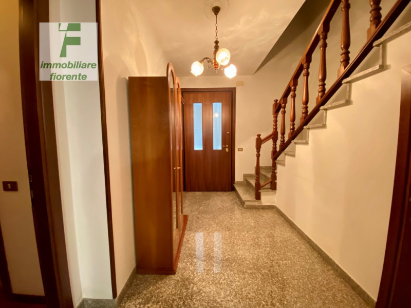 SU UN LOTTO DI TERRENO DI MQ 770...CASA SINGOLA SU 2 LIVELLI DI MQ 140 situata nel tranquillo com...