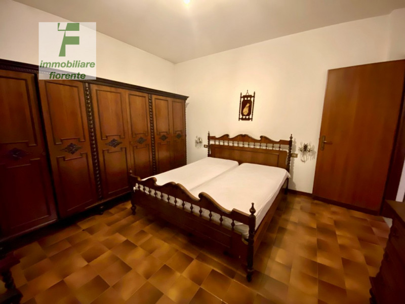 SU UN LOTTO DI TERRENO DI MQ 770...CASA SINGOLA SU 2 LIVELLI DI MQ 140 situata nel tranquillo com...