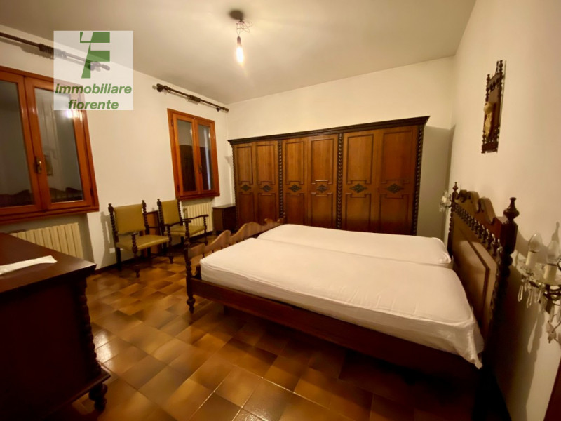 SU UN LOTTO DI TERRENO DI MQ 770...CASA SINGOLA SU 2 LIVELLI DI MQ 140 situata nel tranquillo com...