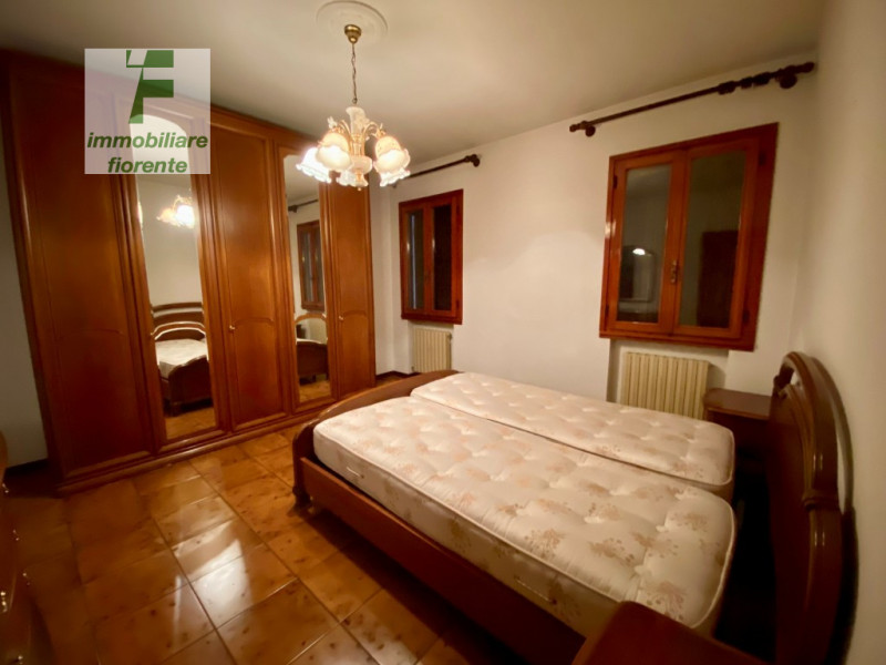 SU UN LOTTO DI TERRENO DI MQ 770...CASA SINGOLA SU 2 LIVELLI DI MQ 140 situata nel tranquillo com...