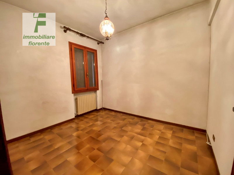 SU UN LOTTO DI TERRENO DI MQ 770...CASA SINGOLA SU 2 LIVELLI DI MQ 140 situata nel tranquillo com...