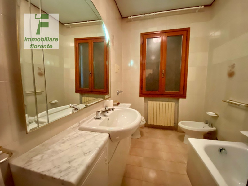 SU UN LOTTO DI TERRENO DI MQ 770...CASA SINGOLA SU 2 LIVELLI DI MQ 140 situata nel tranquillo com...