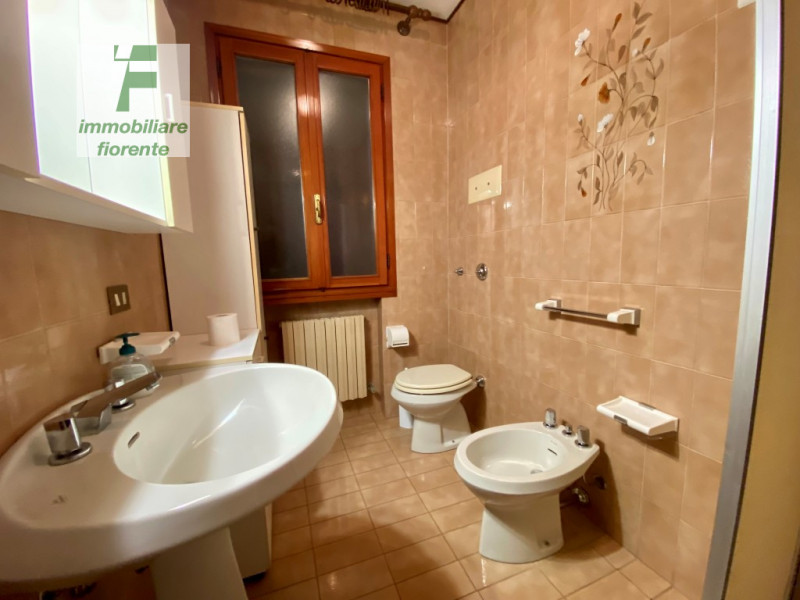 SU UN LOTTO DI TERRENO DI MQ 770...CASA SINGOLA SU 2 LIVELLI DI MQ 140 situata nel tranquillo com...