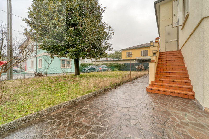 Nel centro di Saccolongo, proponiamo in vendita una rara opportunità: casa singola terratetto di ...