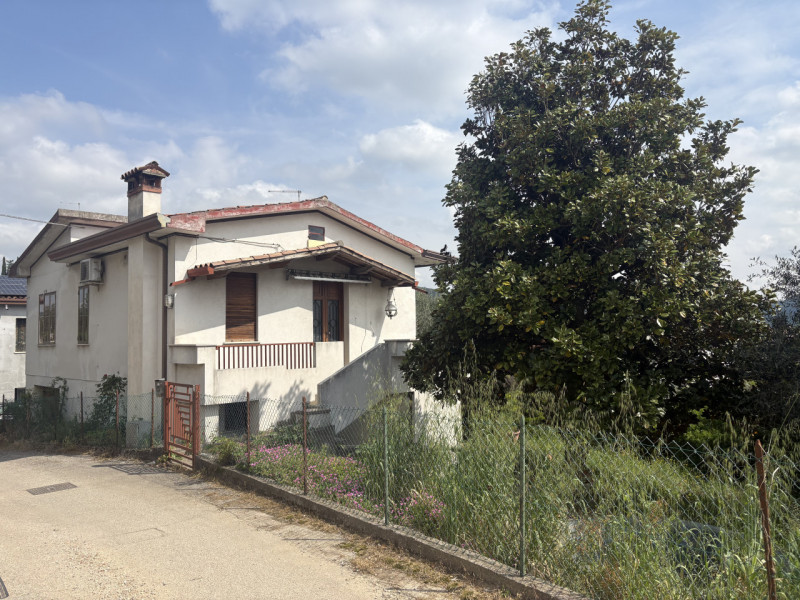 In posizione semicentrale e rialzata, ai piedi dei suggestivi Colli Euganei, proponiamo in vendit...