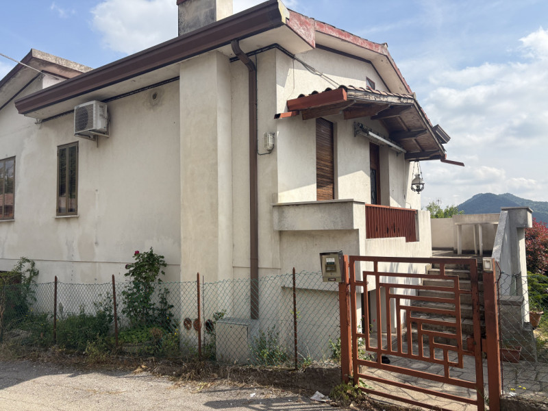 In posizione semicentrale e rialzata, ai piedi dei suggestivi Colli Euganei, proponiamo in vendit...