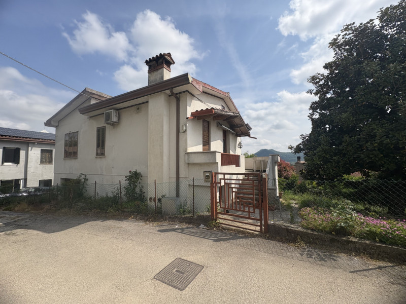In posizione semicentrale e rialzata, ai piedi dei suggestivi Colli Euganei, proponiamo in vendit...