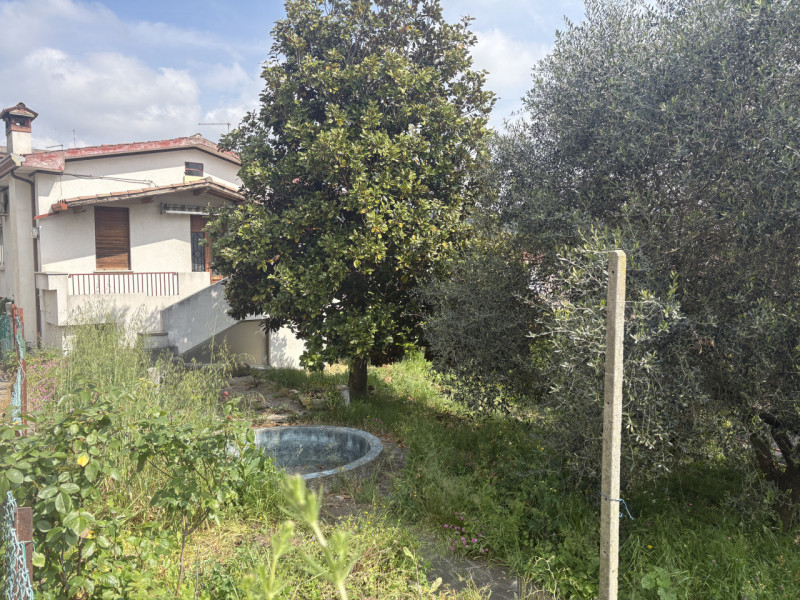 In posizione semicentrale e rialzata, ai piedi dei suggestivi Colli Euganei, proponiamo in vendit...