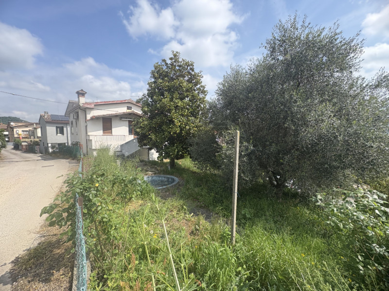 In posizione semicentrale e rialzata, ai piedi dei suggestivi Colli Euganei, proponiamo in vendit...