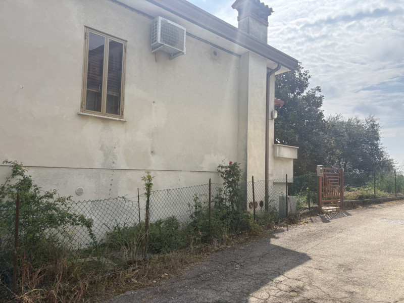 In posizione semicentrale e rialzata, ai piedi dei suggestivi Colli Euganei, proponiamo in vendit...