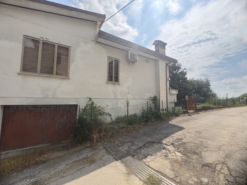 In posizione semicentrale e rialzata, ai piedi dei suggestivi Colli Euganei, proponiamo in vendit...